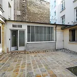 Modern Large Studio Apartment For 3